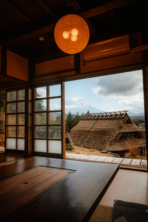 Case gasshō-zukuri sotto un cielo luminoso, Shirakawa-gō
